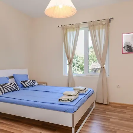 Cute Two Bedroom On Murphy Street Apartament *